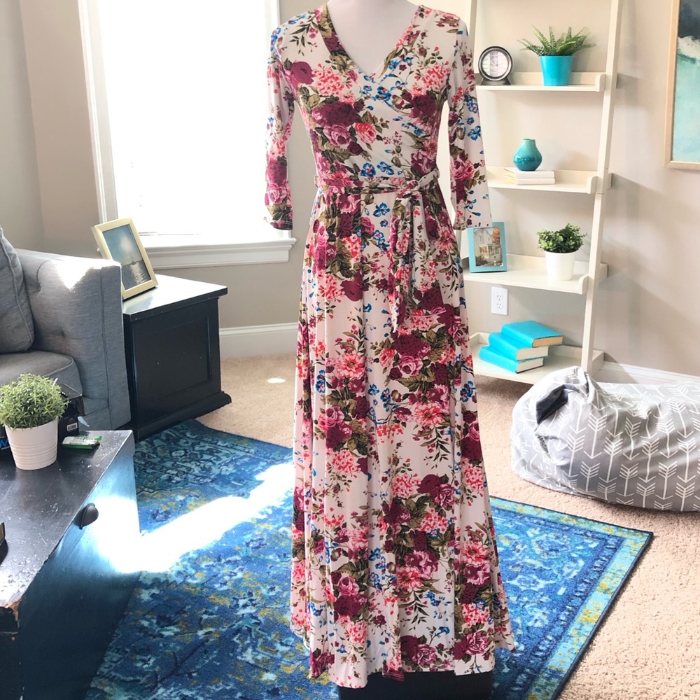 EUC! Beautiful floral 3/4 sleeve wrap dress
